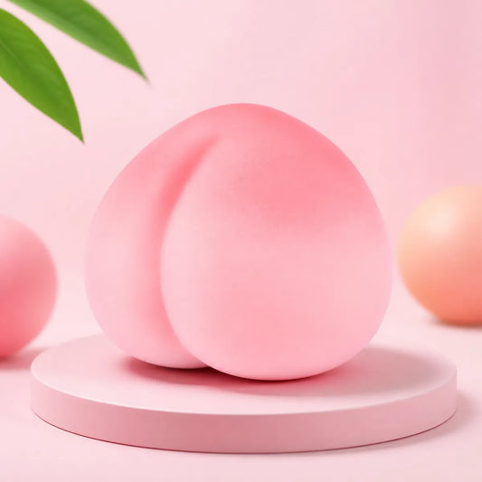 Różowy gniotek squishy w kształcie brzoskwini na różowym podeście