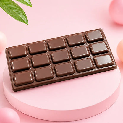 Gniotek squishy w kształcie tabliczki ciemnej czekolady na różowym podeście