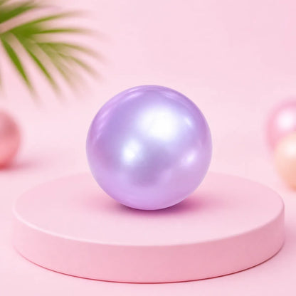 Fioletowo-lawendowa perłowa gładka kulka gniotek squishy na różowym podeście