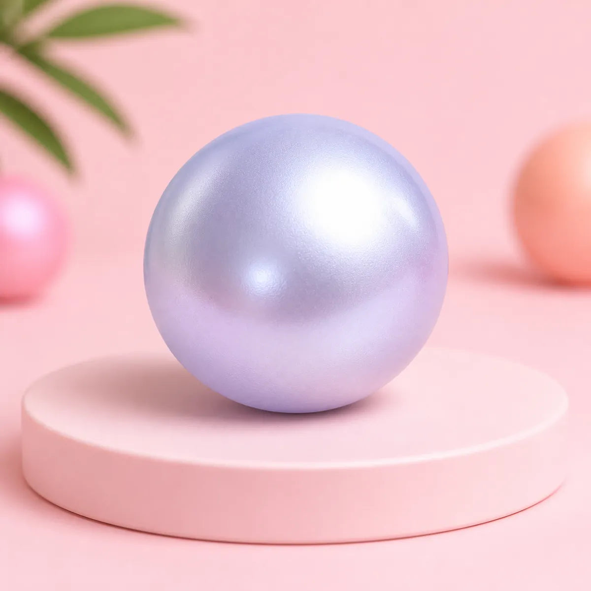 Srebrno-lawendowa perłowa gładka kulka gniotek squishy na różowym podeście