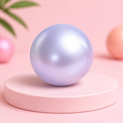 Srebrno-lawendowa perłowa gładka kulka gniotek squishy na różowym podeście