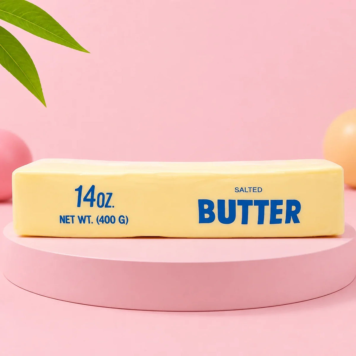 Duży gniotek squishy w kształcie kostki masła 14 oz z napisem Salted Butter na różowym podeście