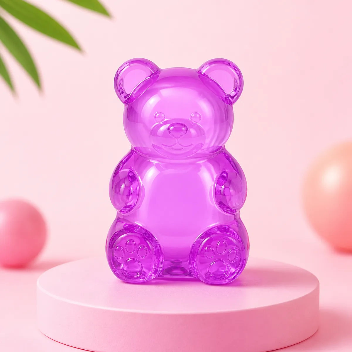 Fioletowy przezroczysty gniotek squishy w kształcie żelowego misia na różowym podeście