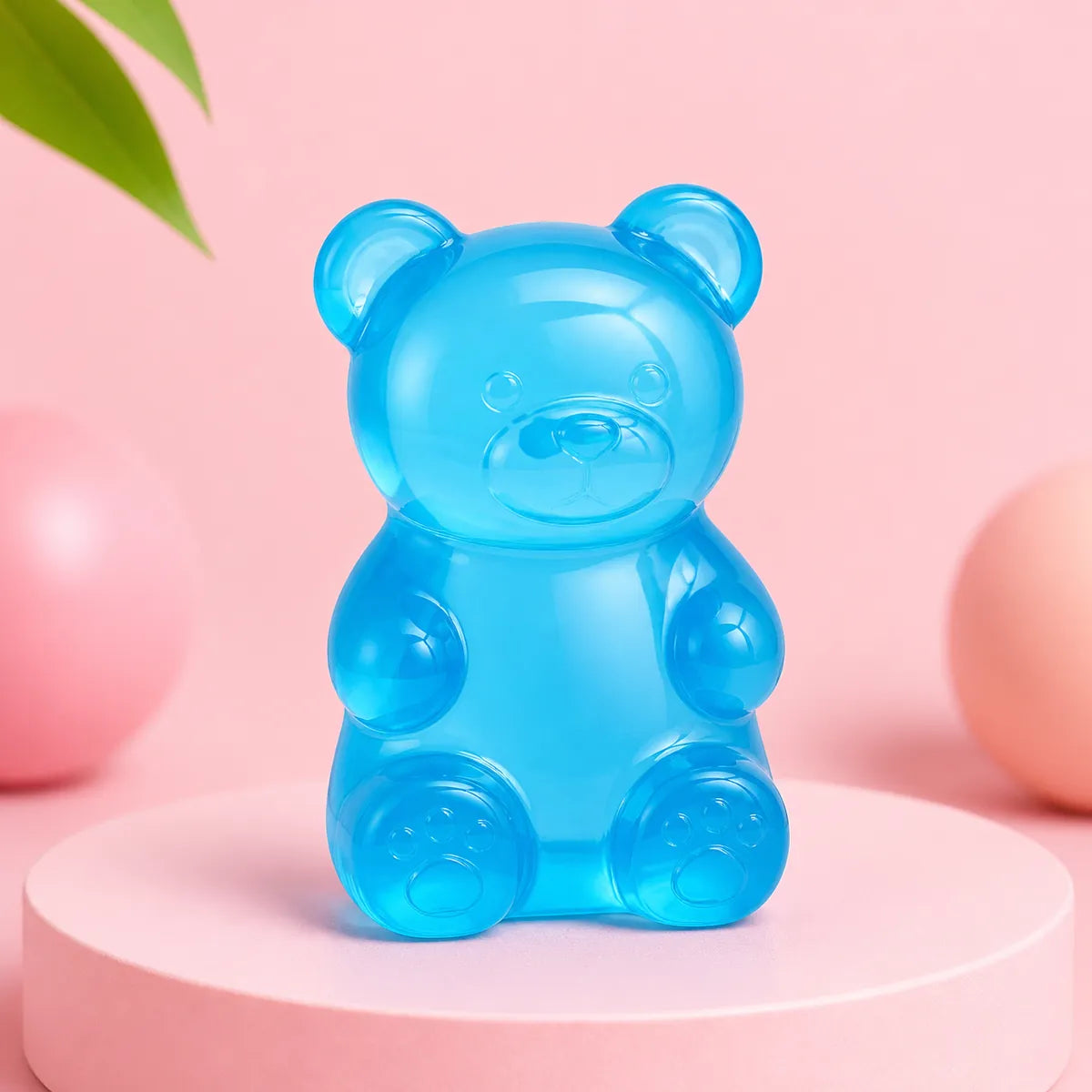 Niebieski przezroczysty gniotek squishy w kształcie żelowego misia na różowym podeście