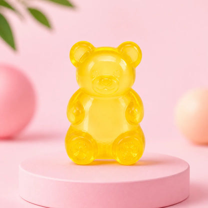 Żółty przezroczysty gniotek squishy w kształcie żelowego misia na różowym podeście