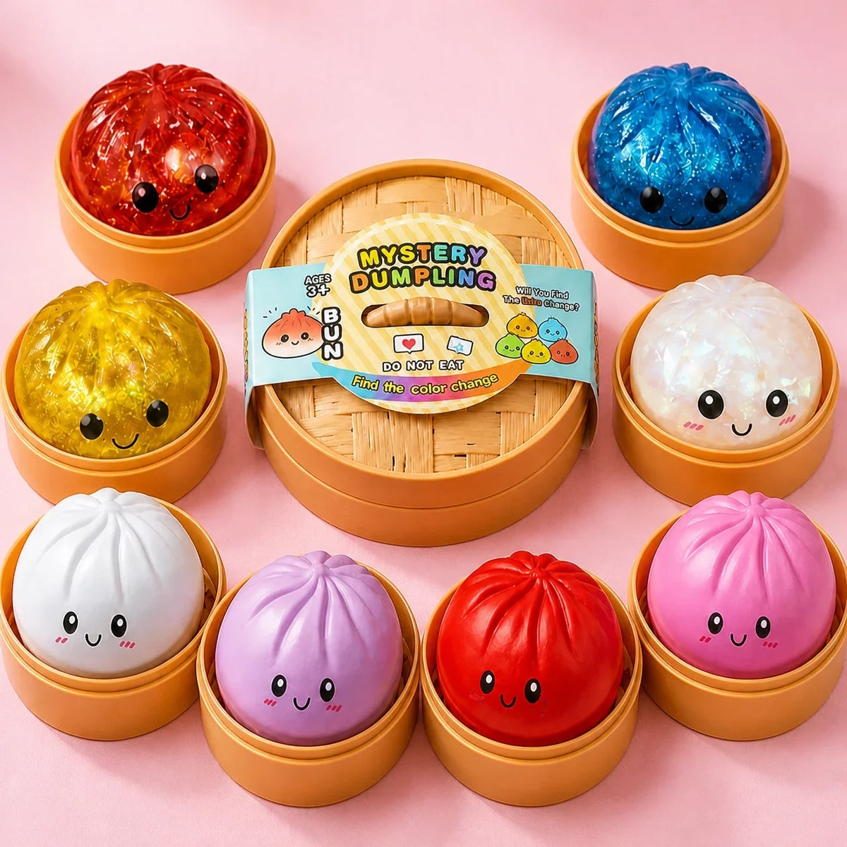 Duży zestaw kolorowych gniotków squishy w kształcie pierożków mantou wokół pudełka Mystery Dumpling